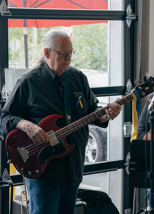 Stan Traas on bass